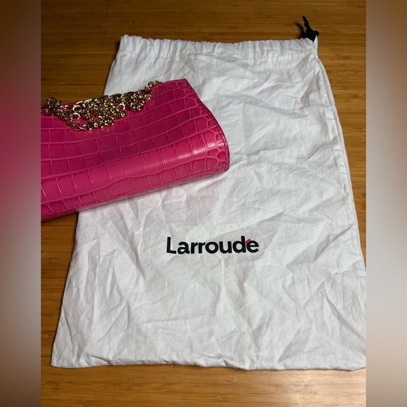 GUC Larroudé- Erin Clutch in Bright Pink Stamped Leather. - Picture 5 of 5